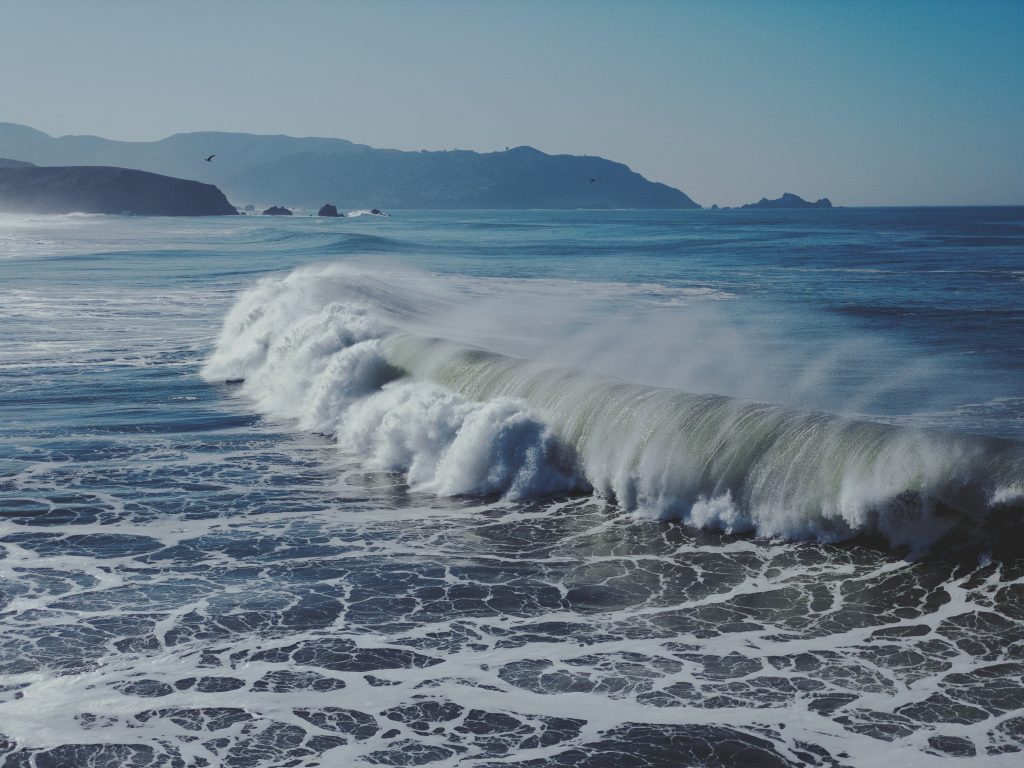 grande vague dans l'océan