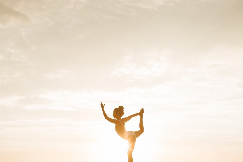 femme lever soleil yoga spiritualité