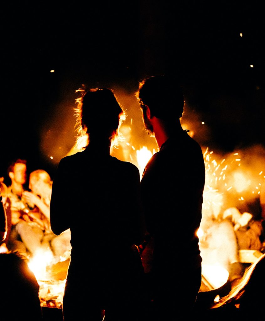 silhouette d'un couple devant un grand feu