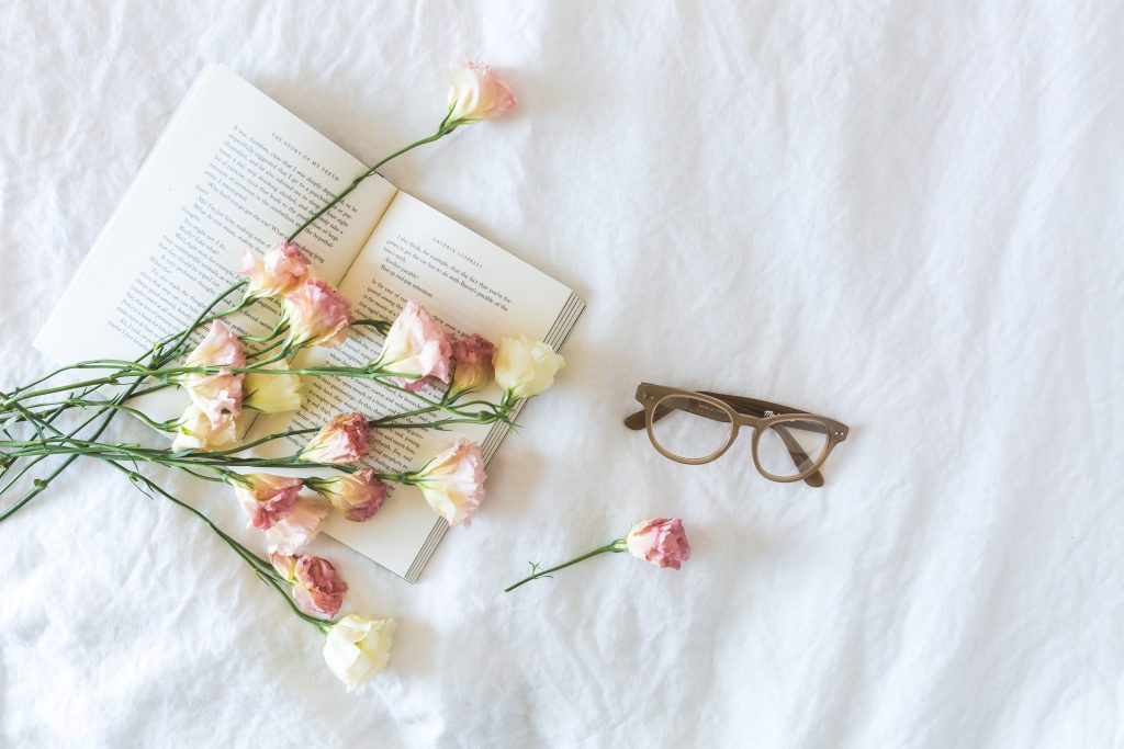 livre avec roses et lunettes