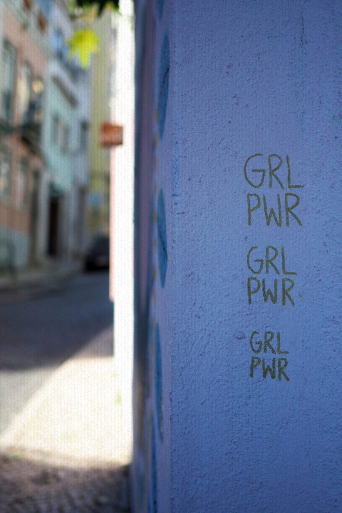 grl pwr écrit en vert sur mur bleu