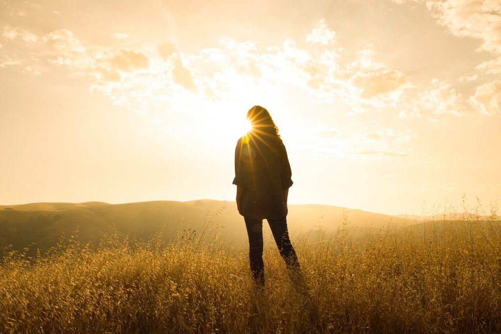 silhouette fille coucher de soleil