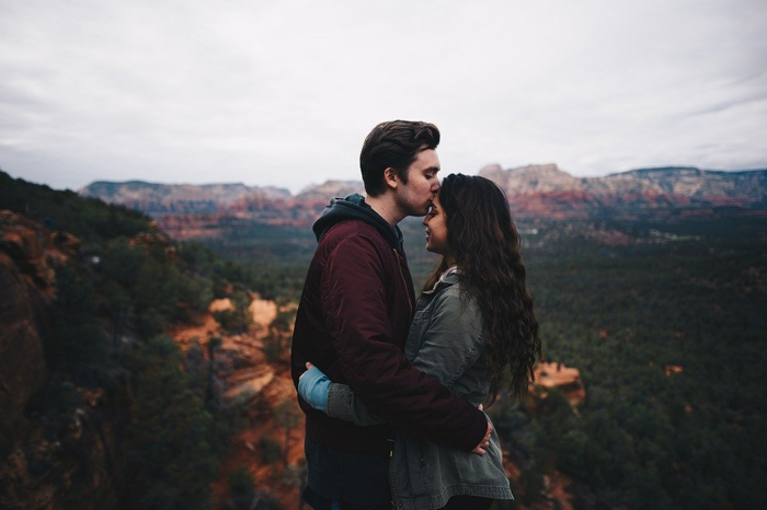couple voyage homme femme baiser