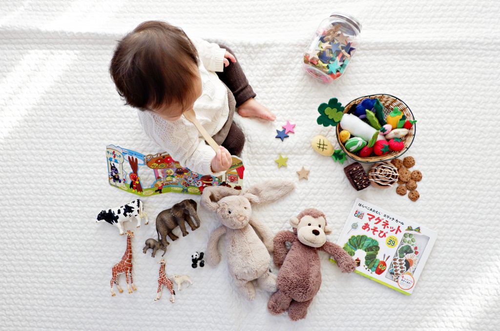 bébé entouré de jouets