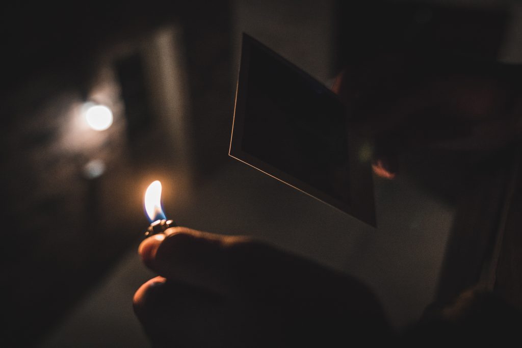 main qui brûlent une photo avec un lighter