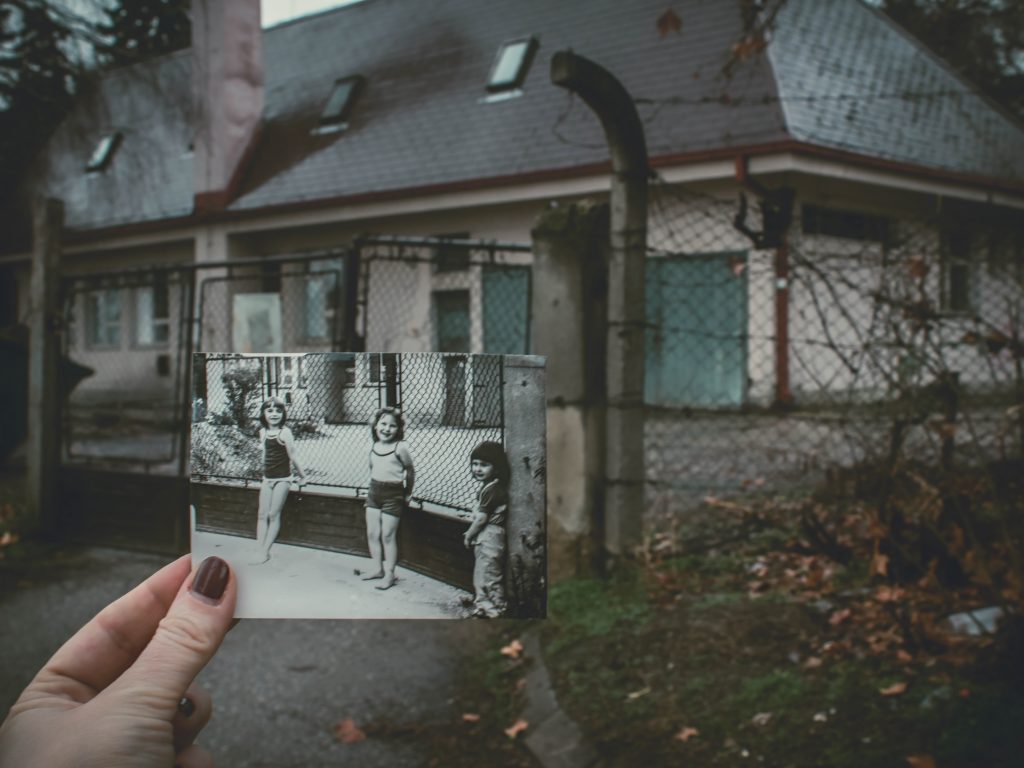photo noir et blanc devant maison délabrée