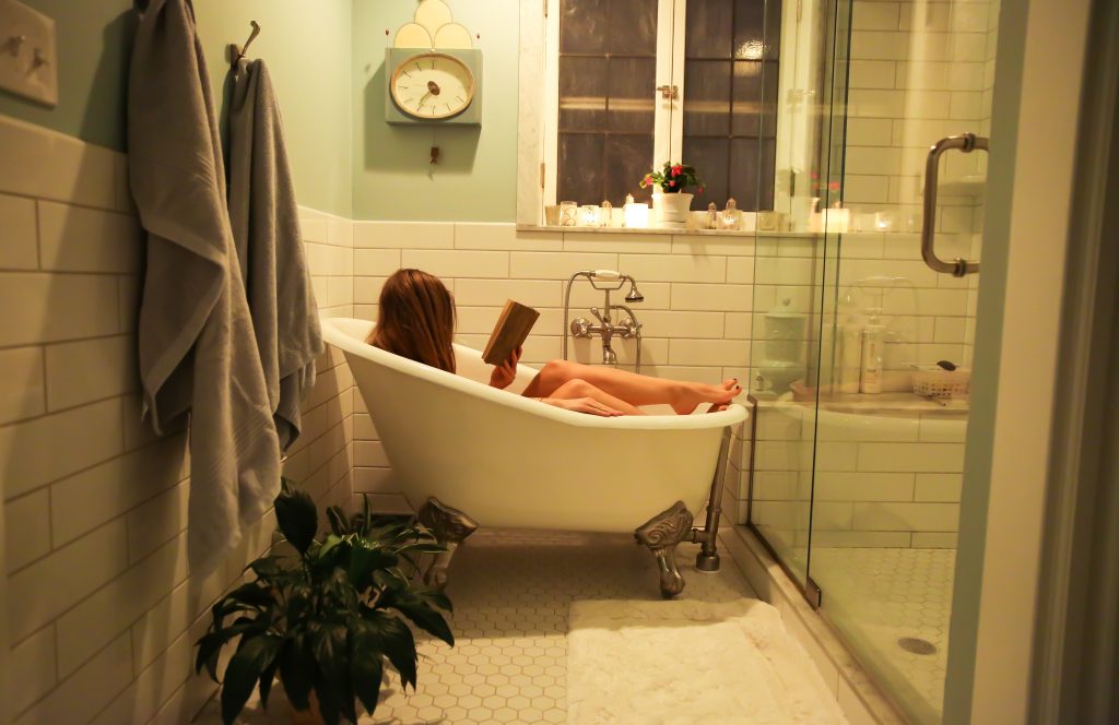 fille qui lit dans son bain