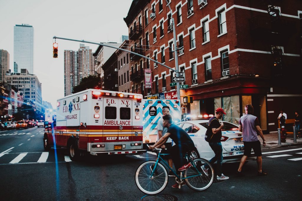 ambulance avec polices et cyclistes