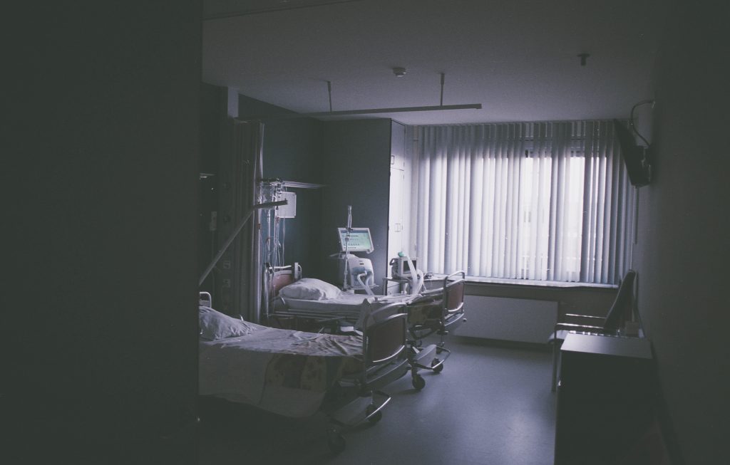 lits d'hôpital vides