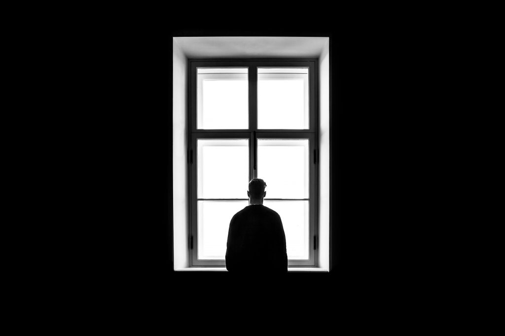 silhouette homme devant fenêtre