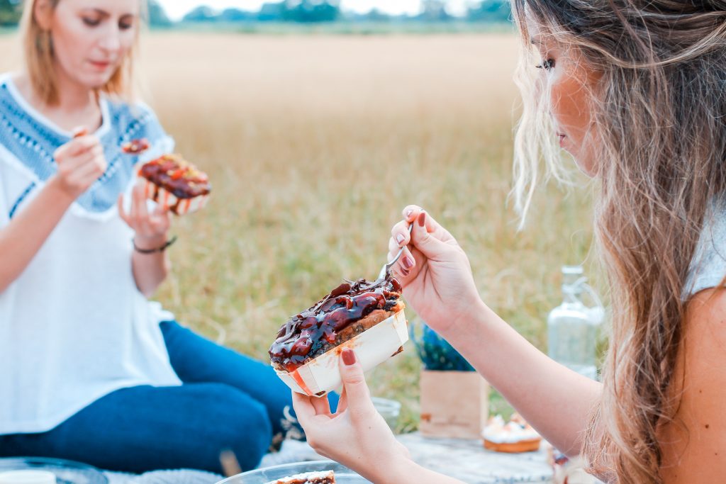 deux filles qui mangent en pique-nique