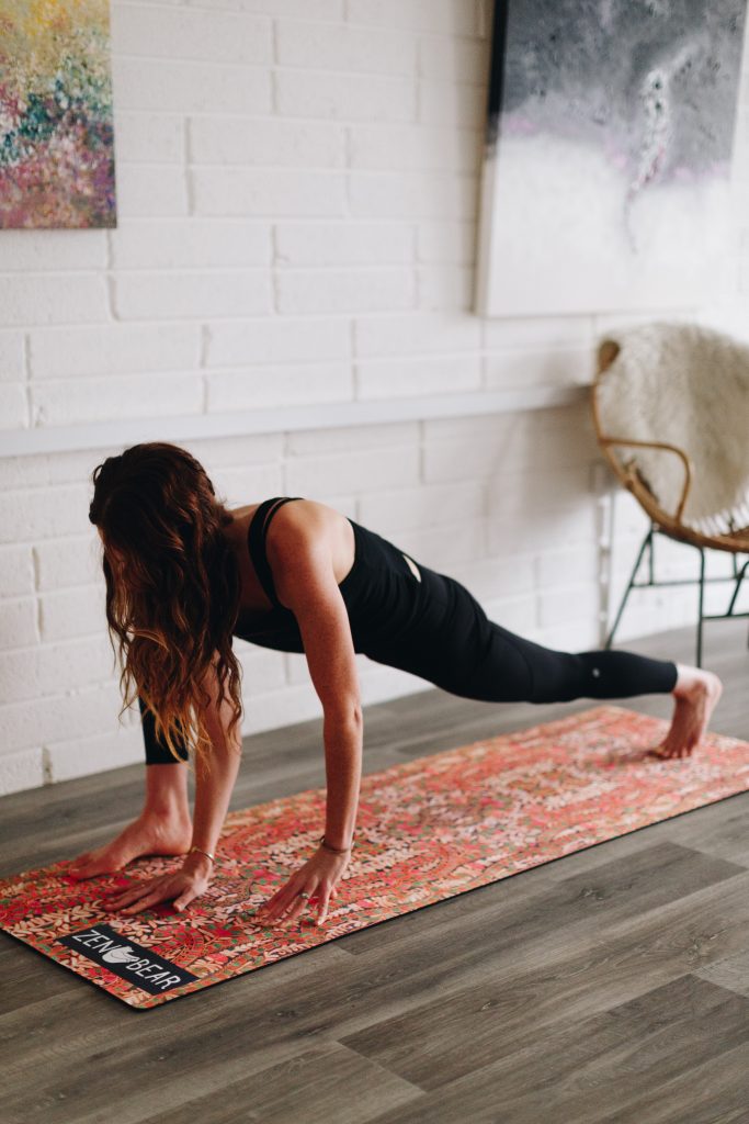 femme qui fait du yoga avec tapis