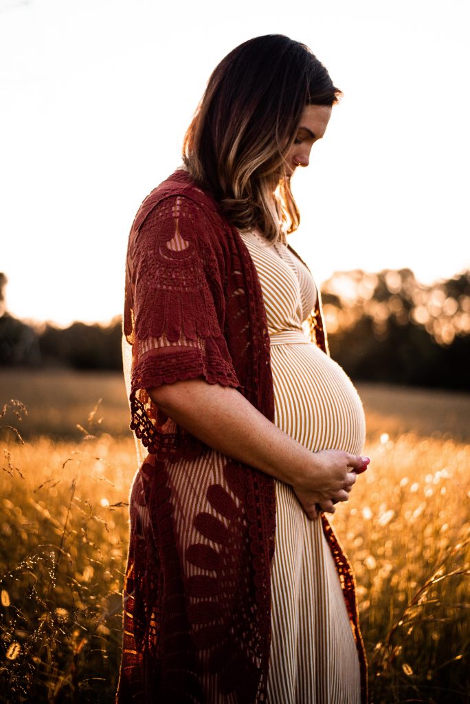 femme enceinte de profil champ soleil