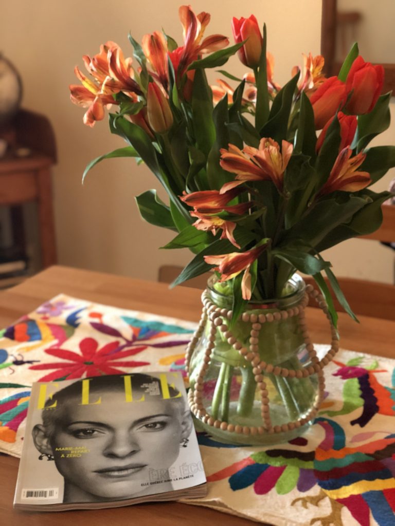 bouquet de fleurs et magazine