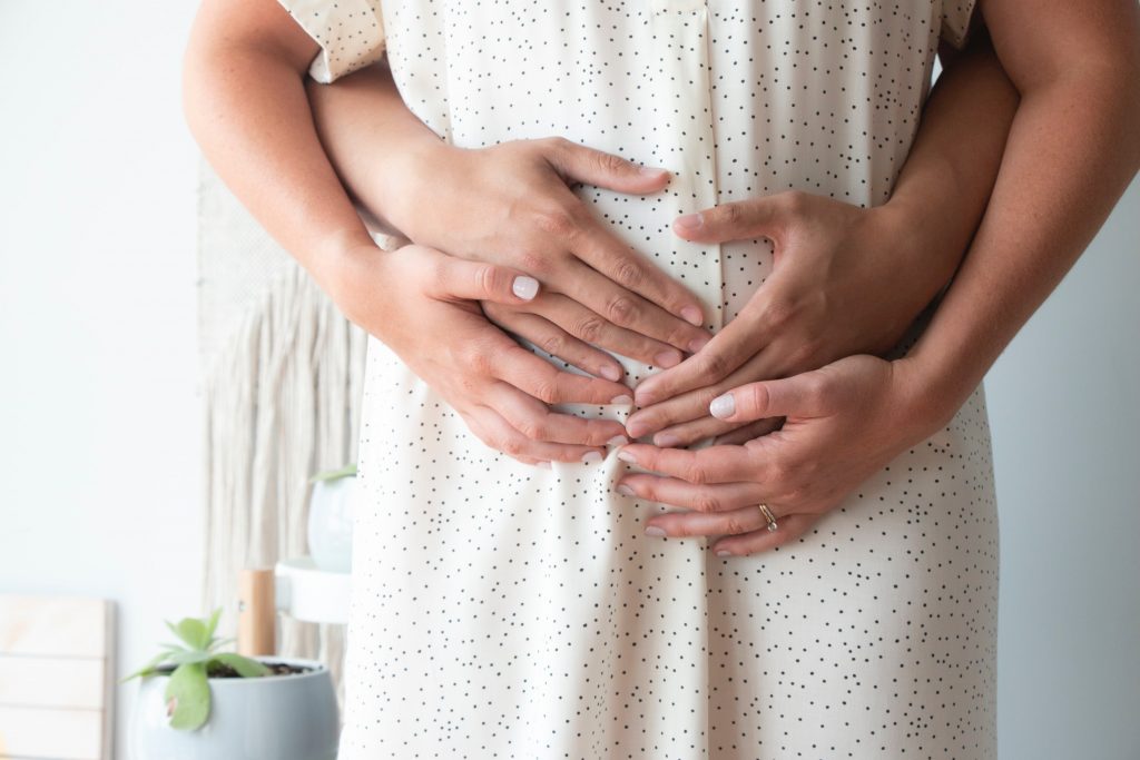 femme enceinte mains sur ventre