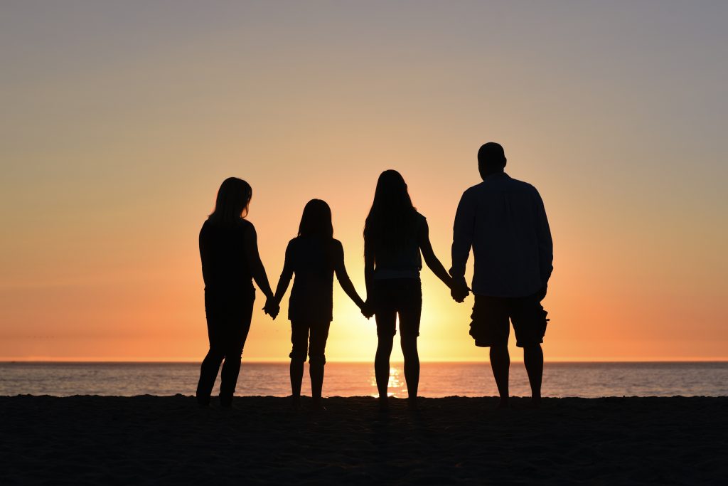 famille silhouettes coucher de soleil