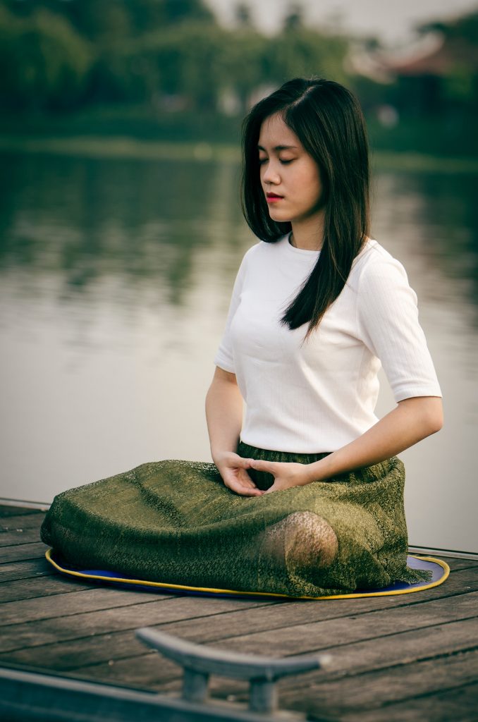 femme assise en indien méditation
