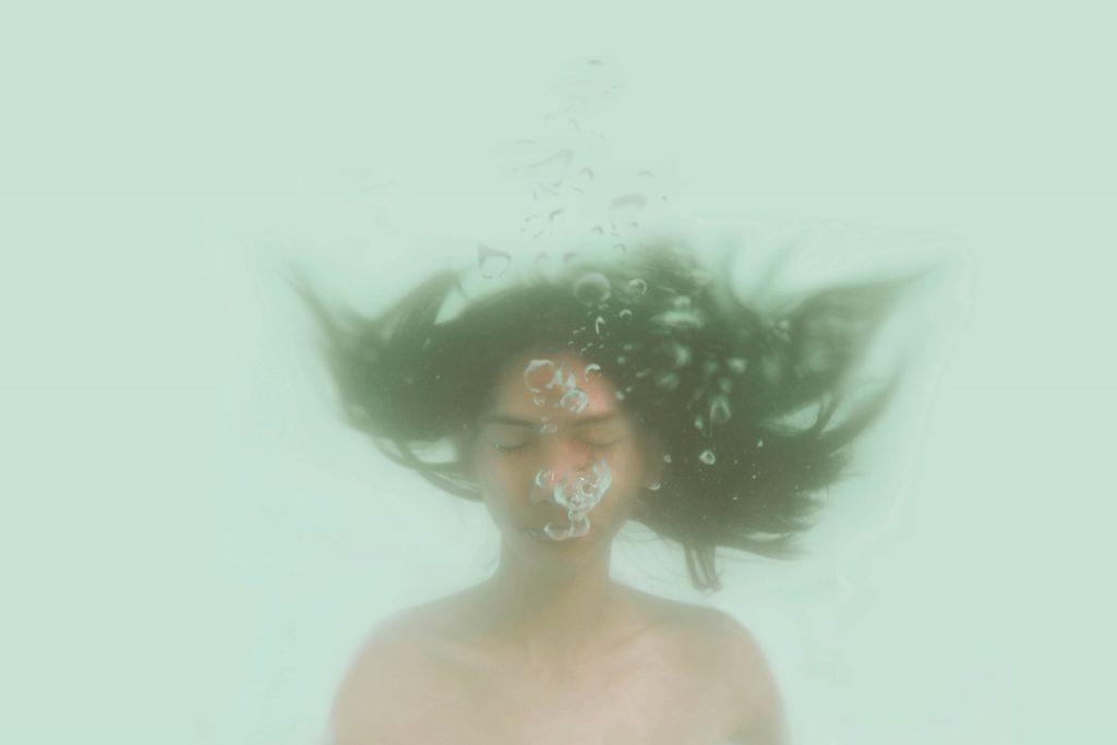 femme dans l'eau avec bulles