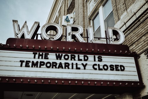 fin du moinde théâtre the world is closed
