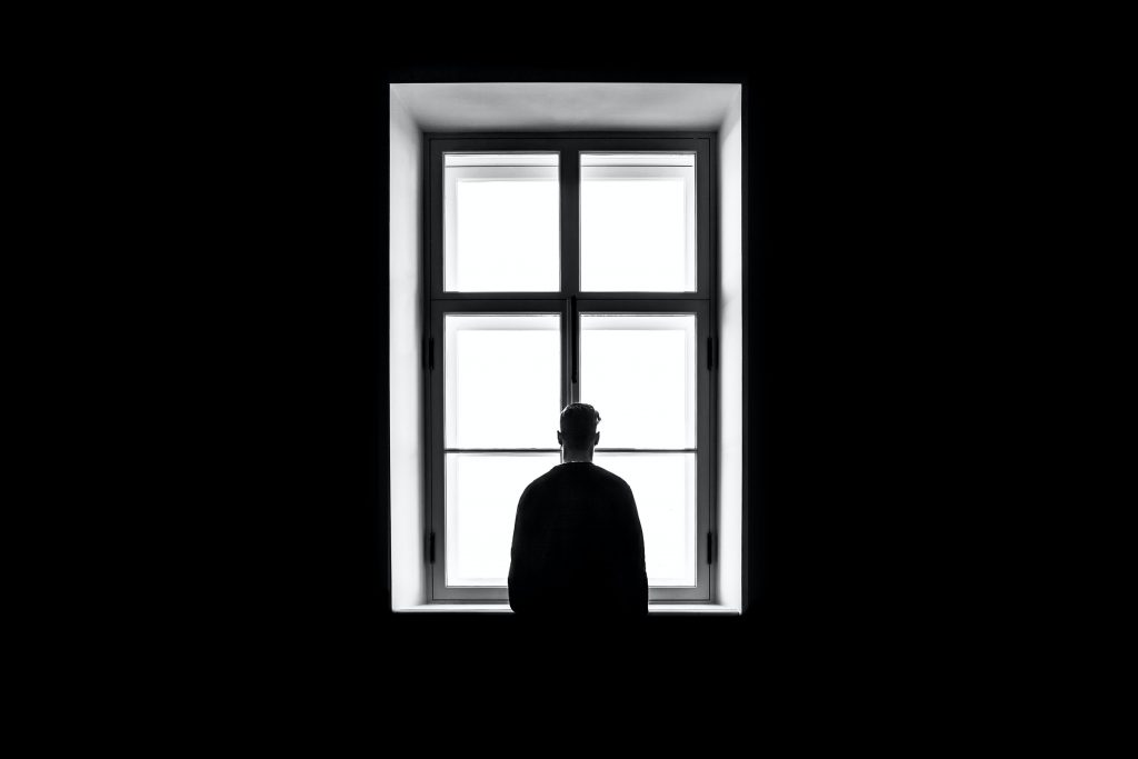 homme seul fenêtre noir et blanc