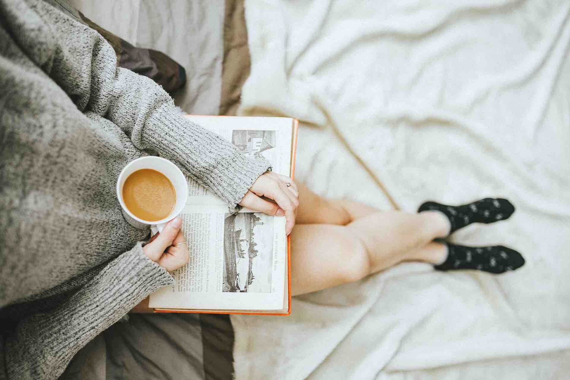 femme livre laine café relaxation détente