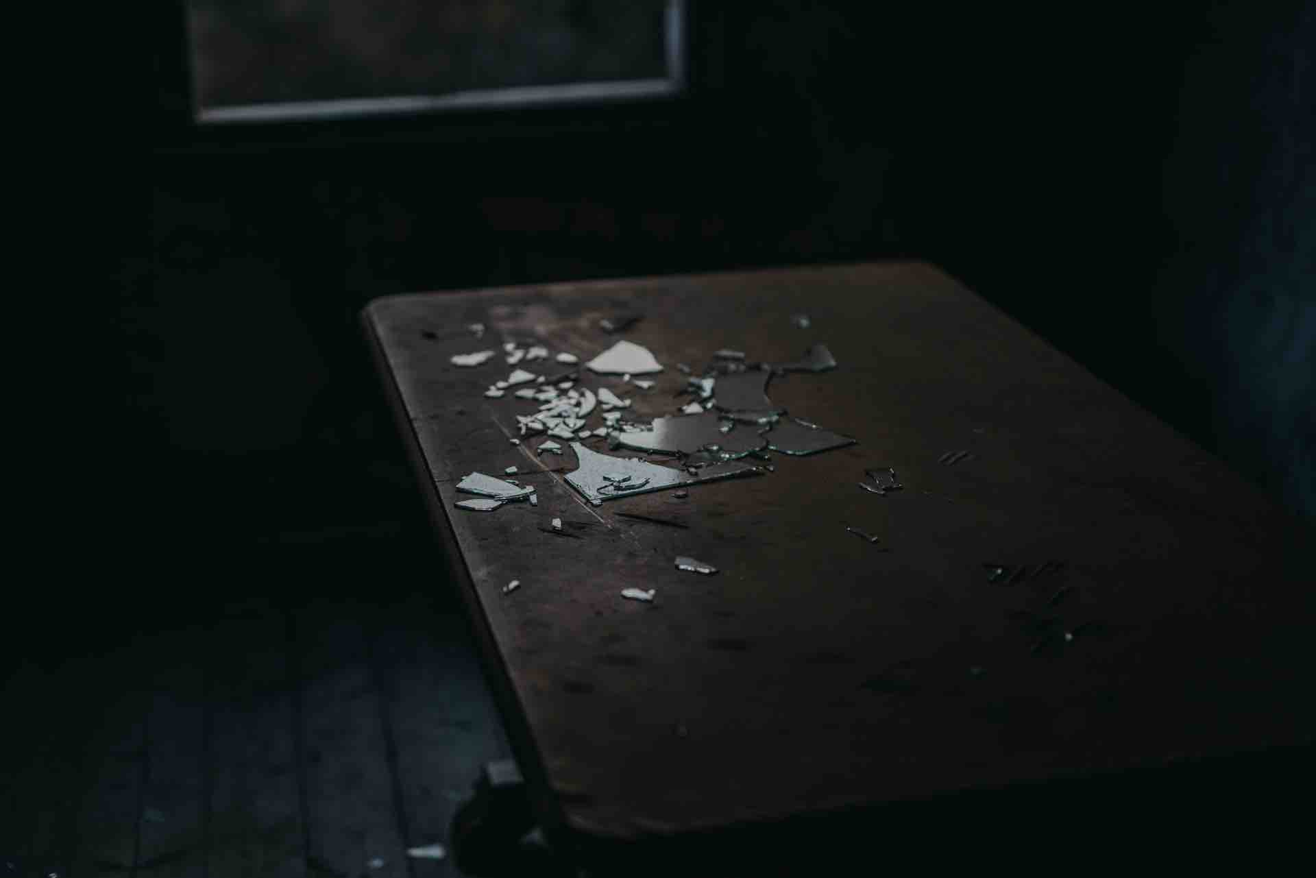 verre brisé table tristesse 