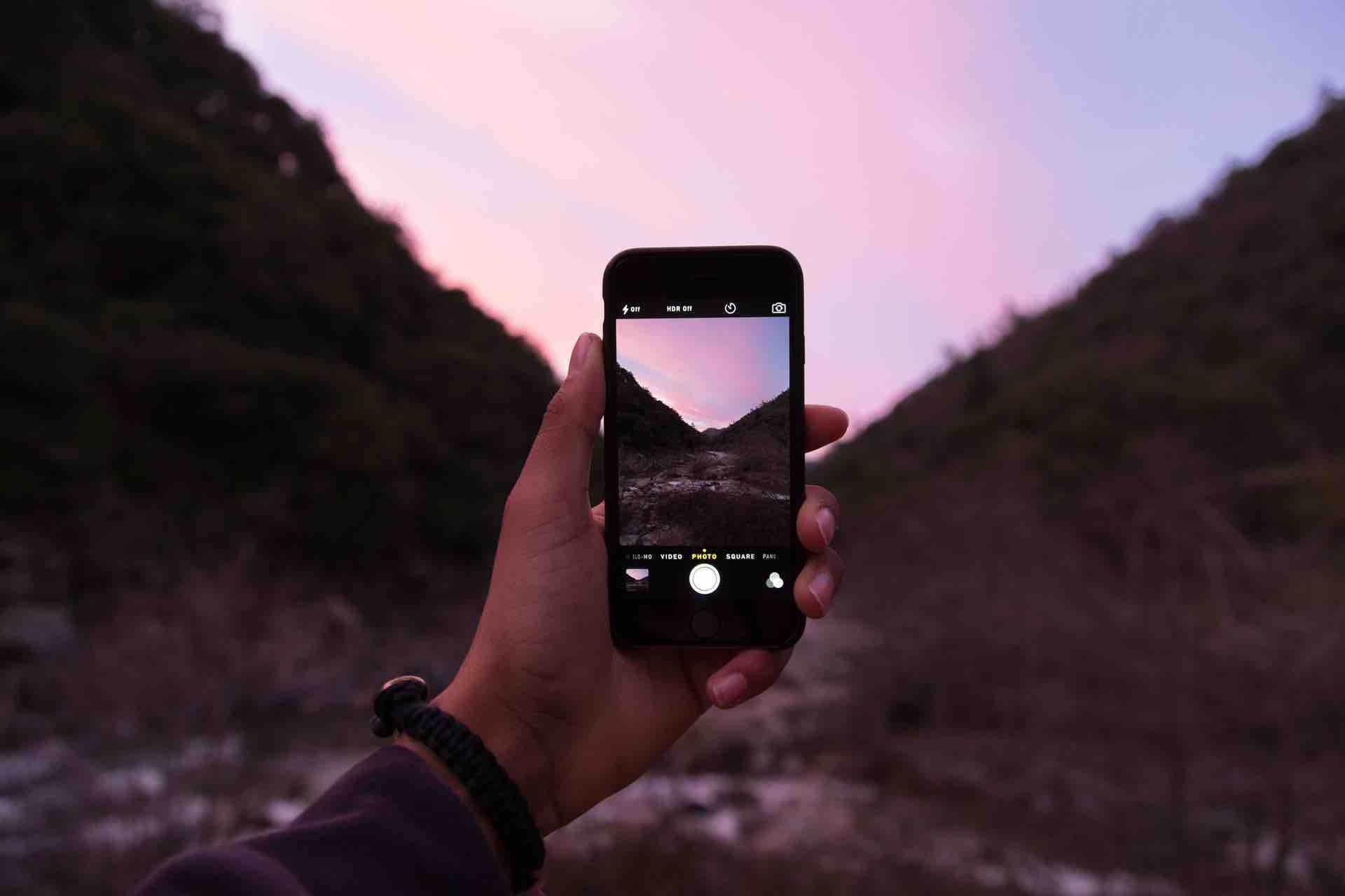 téléphone iPhone photo paysage main