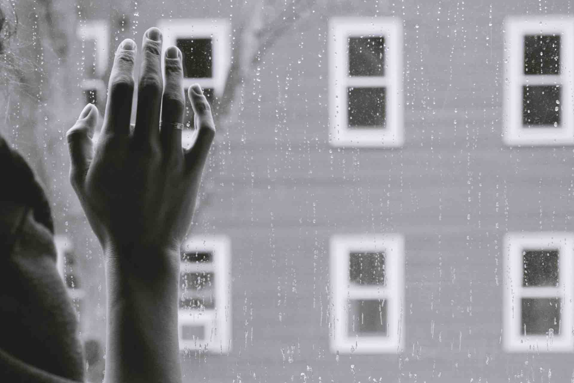 main fenêtre tristesse pluie noir et blanc aurevoir