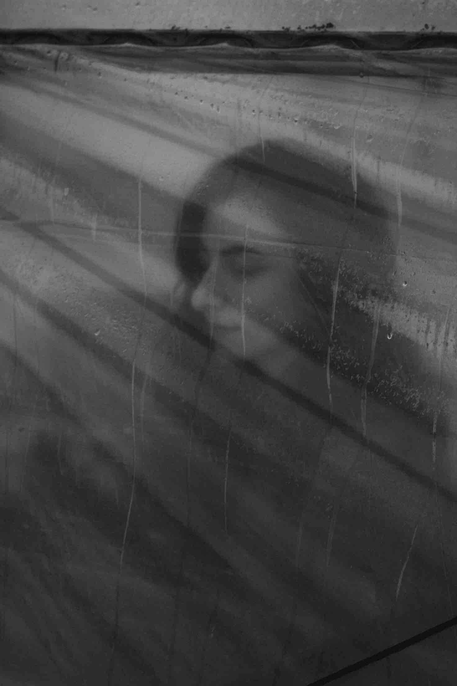 femme noir et blanc pluie tristesse toile