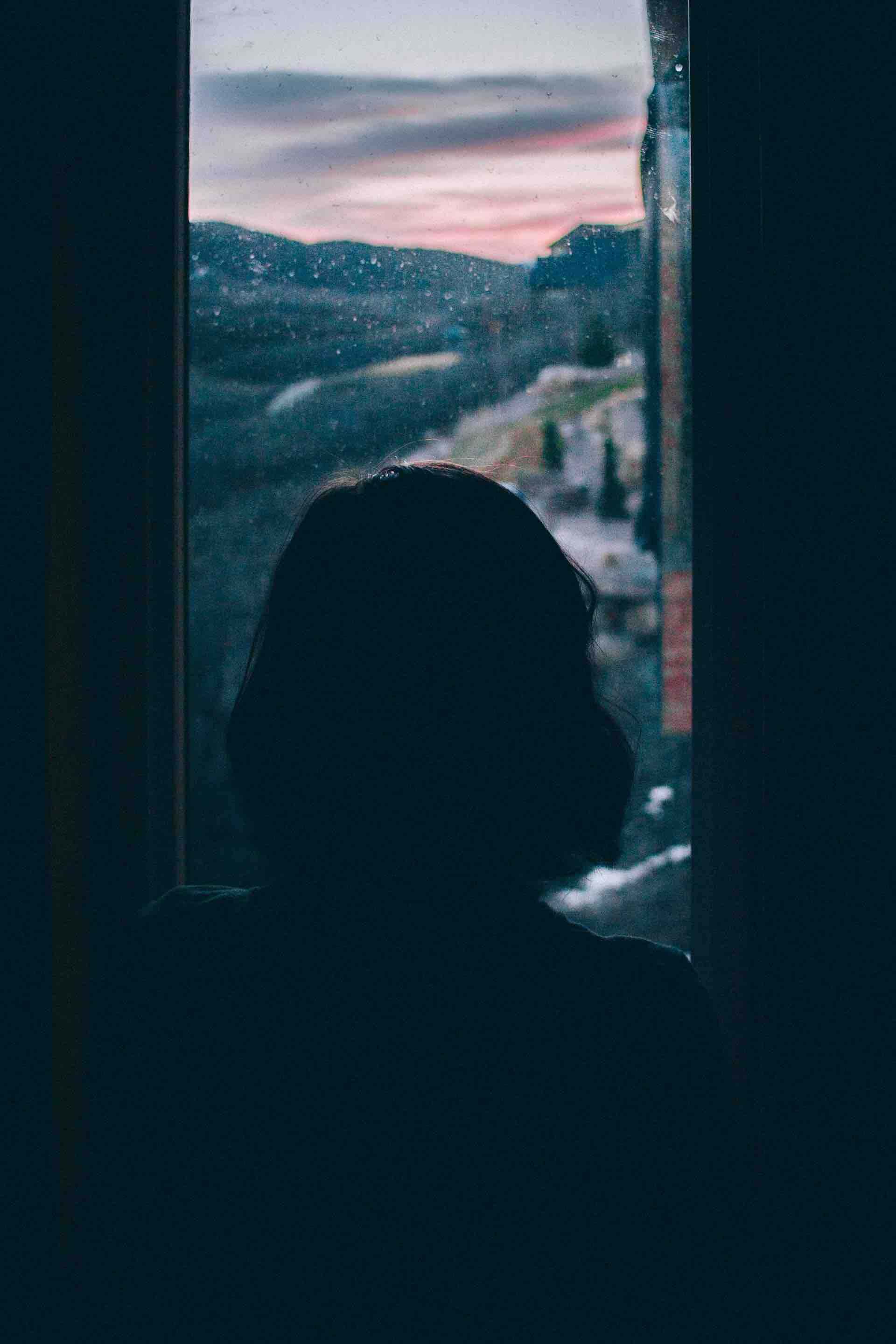 femme fenêtre paysage triste sombre