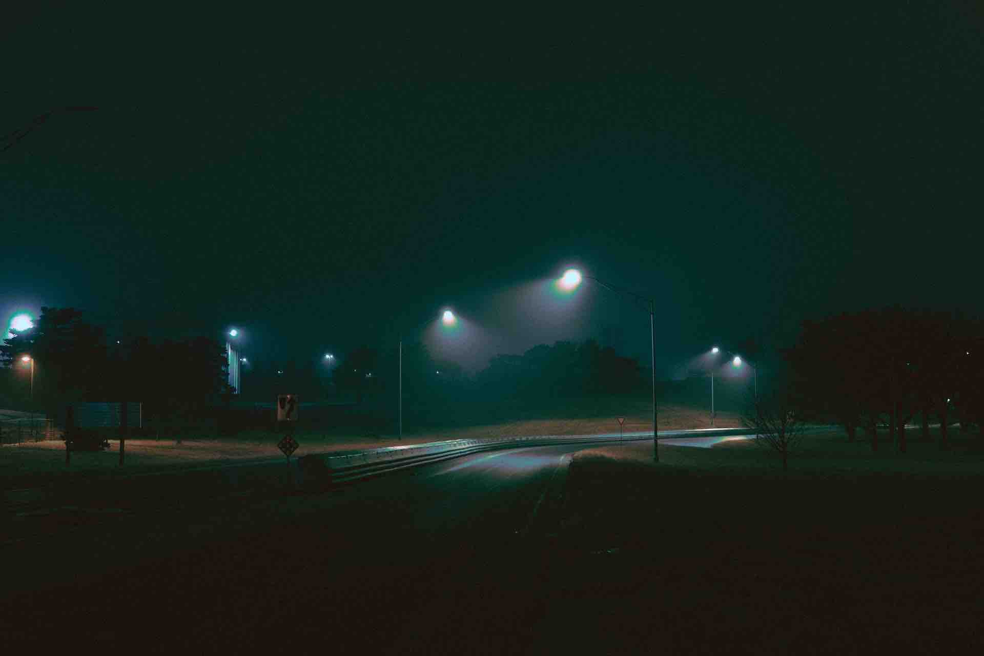 lampadaire route lumière nuit
