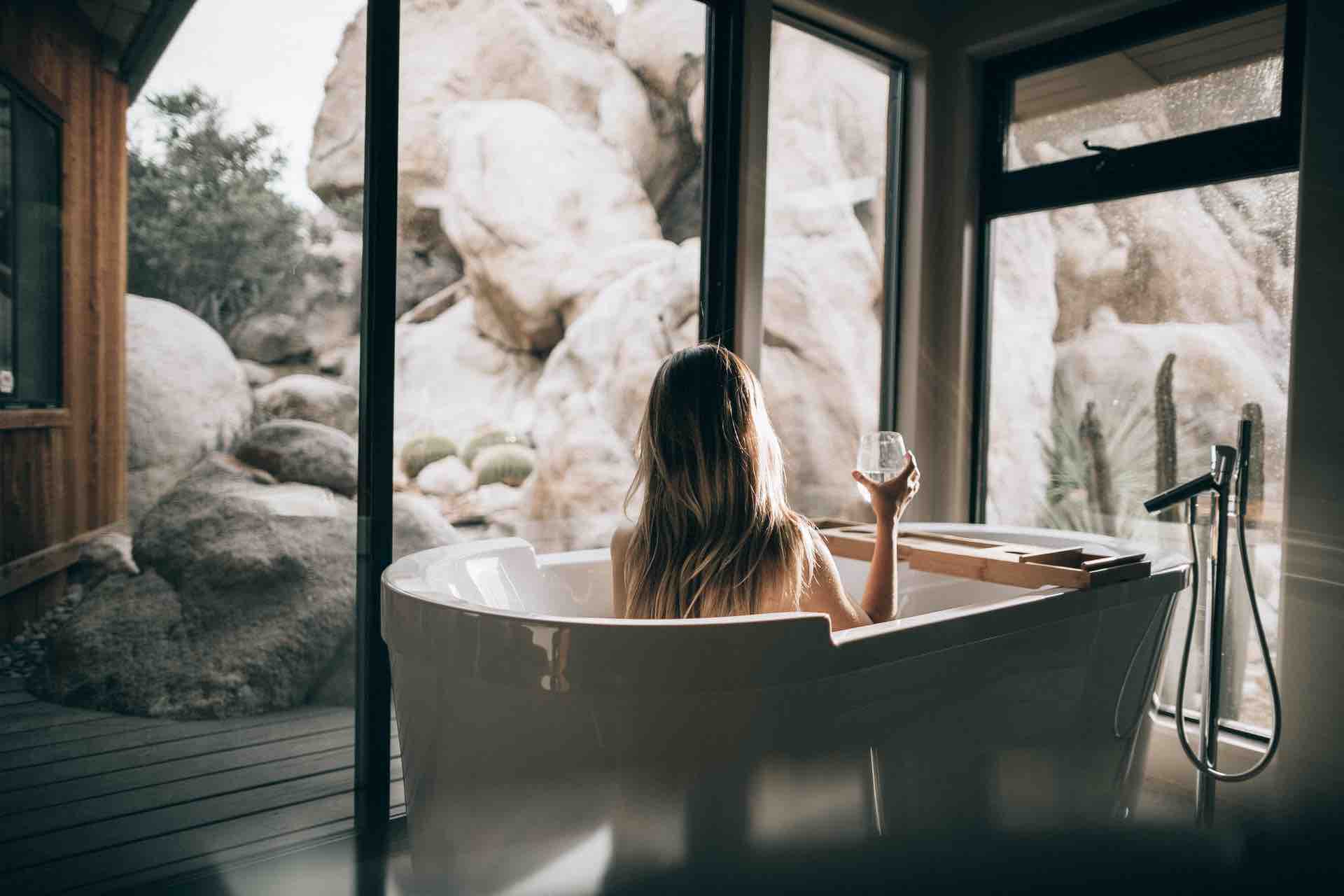 femme bain vin confiance relaxation