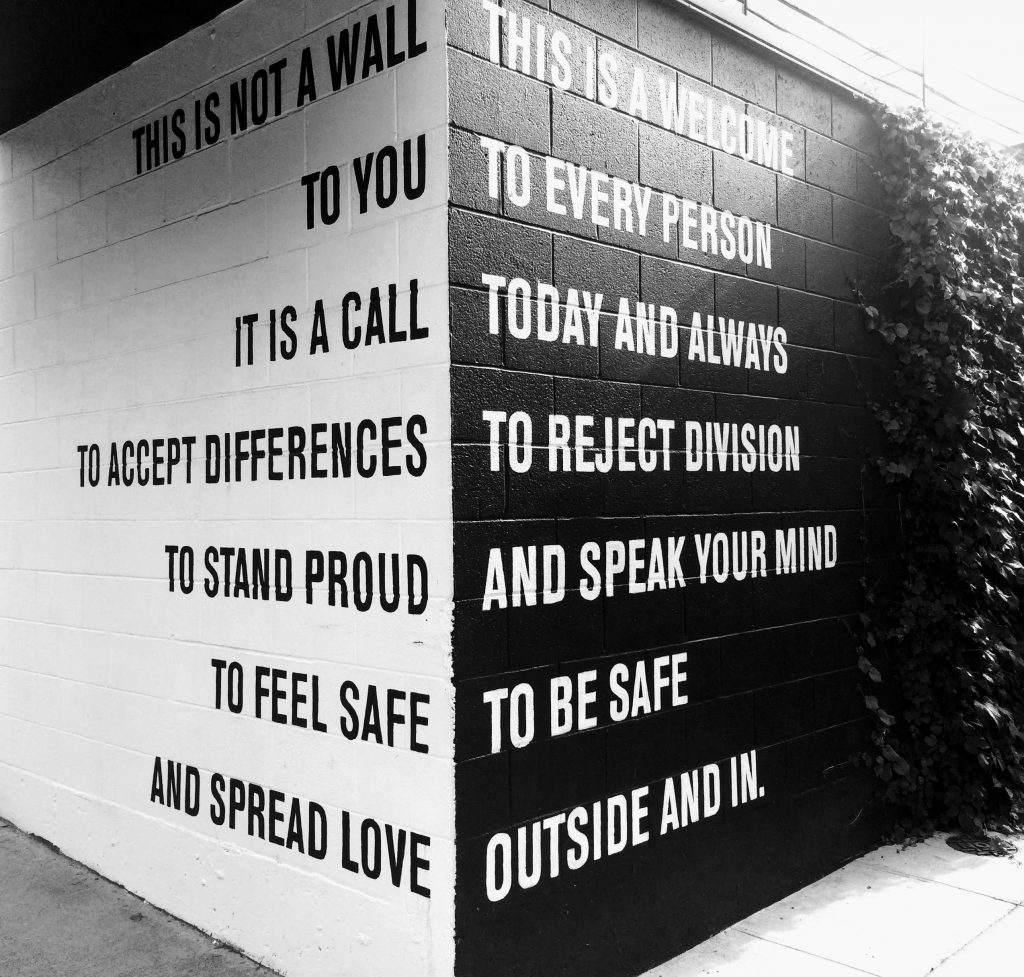mur noir et blanc texte égalité