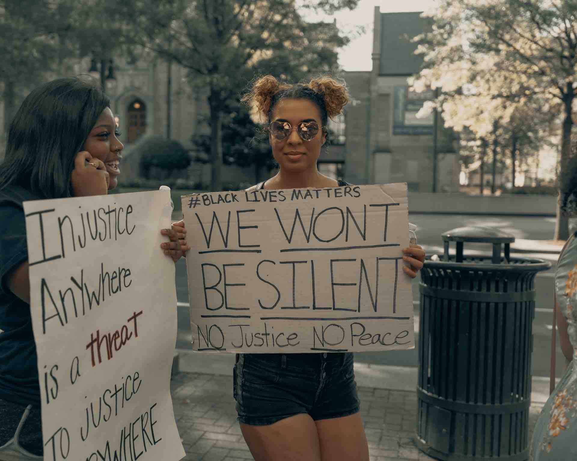 femme protestation BlackLivesMatter manifestation pacifique
