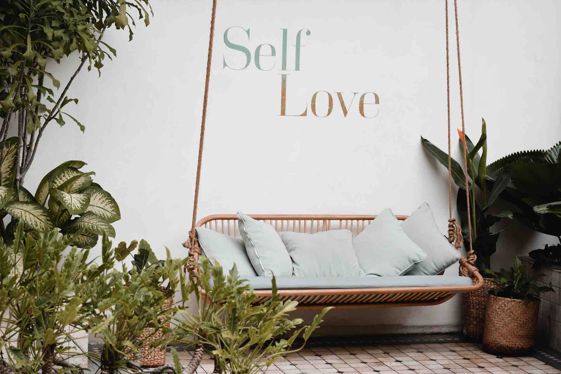self love amour soi-même chaise plantes décor