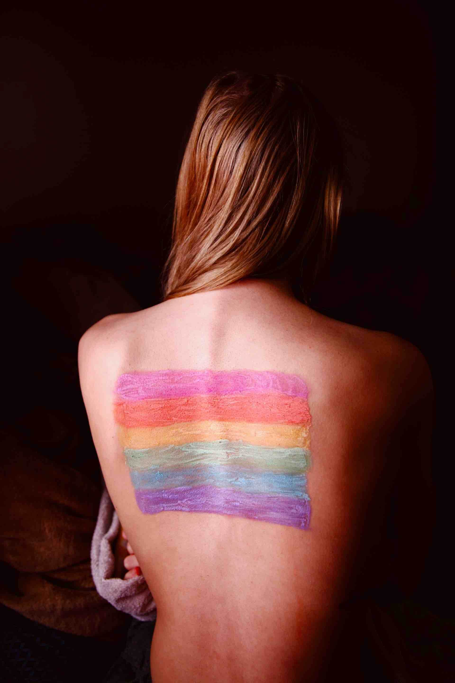 sexualité fierté couleurs drapeau dos femme