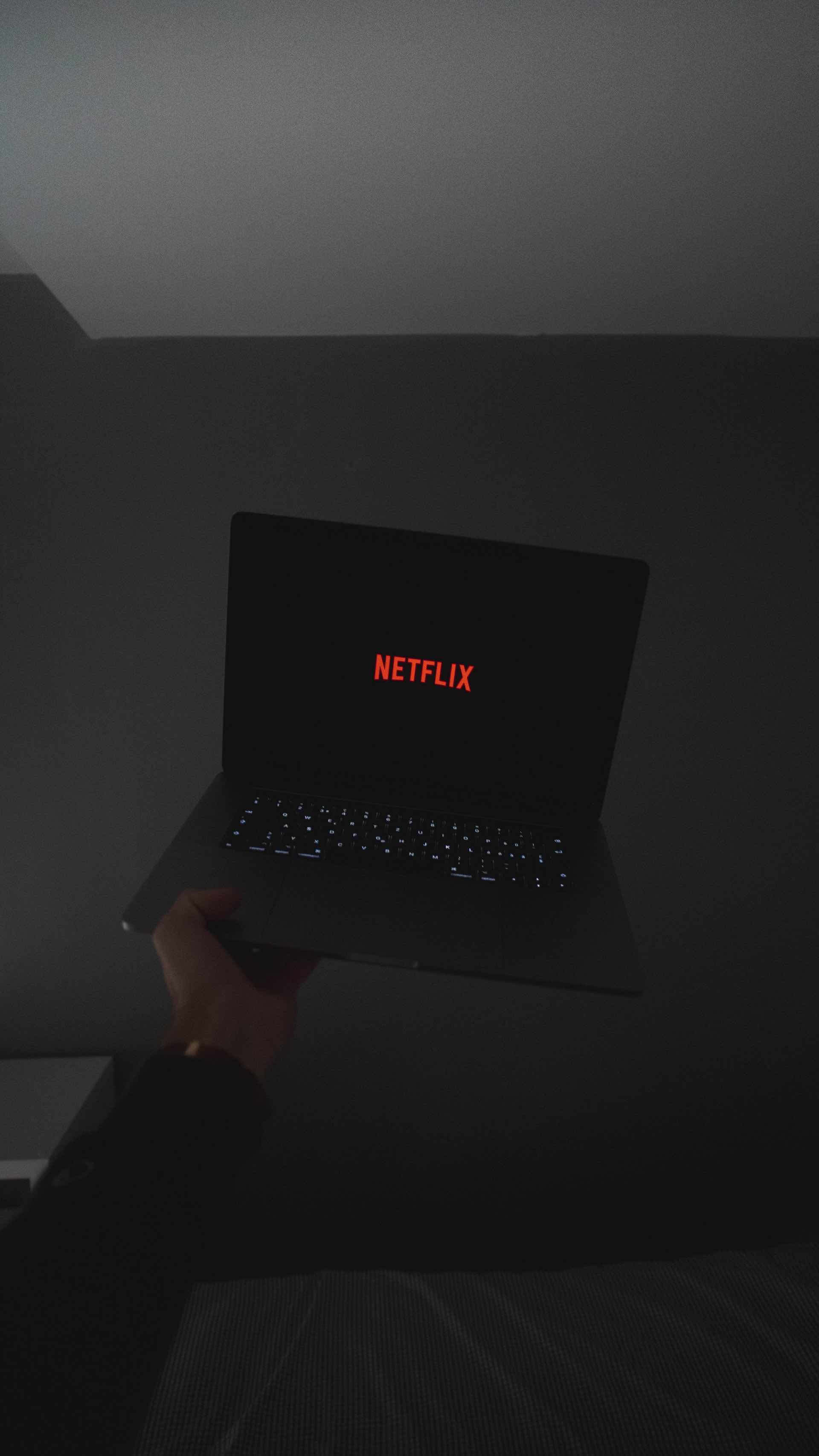 ordinateur Netflix main 