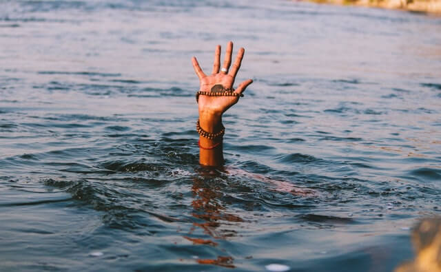 main sort eau océan émotion