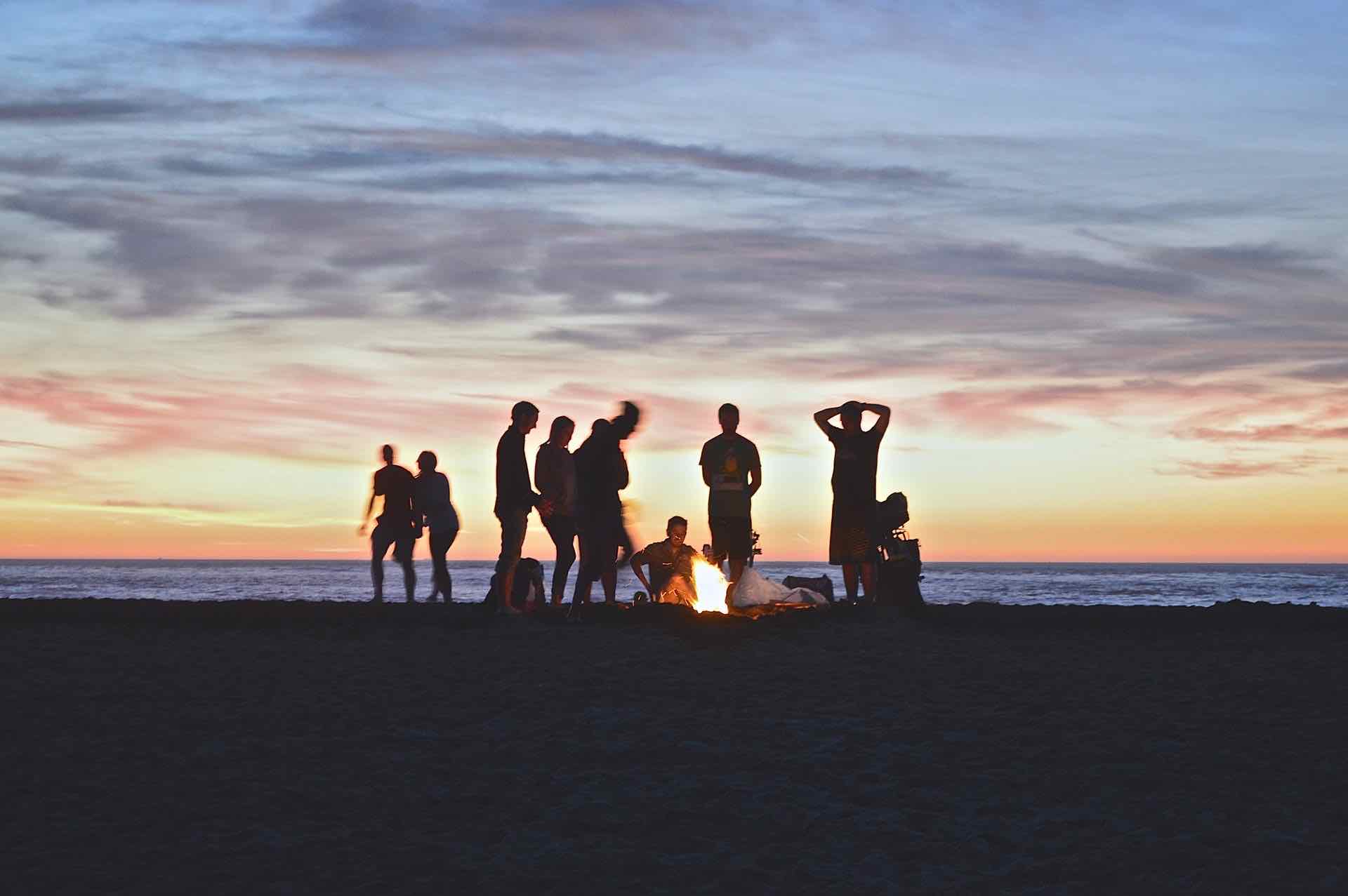 coucher de soleil groupe famille amis feu plage