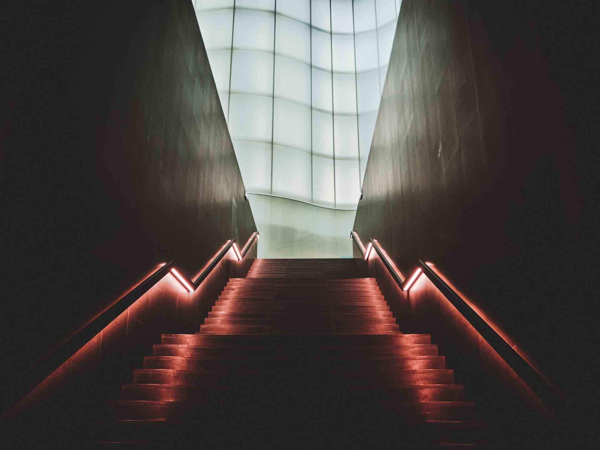 escaliers élevé haut épreuve lumière architecture
