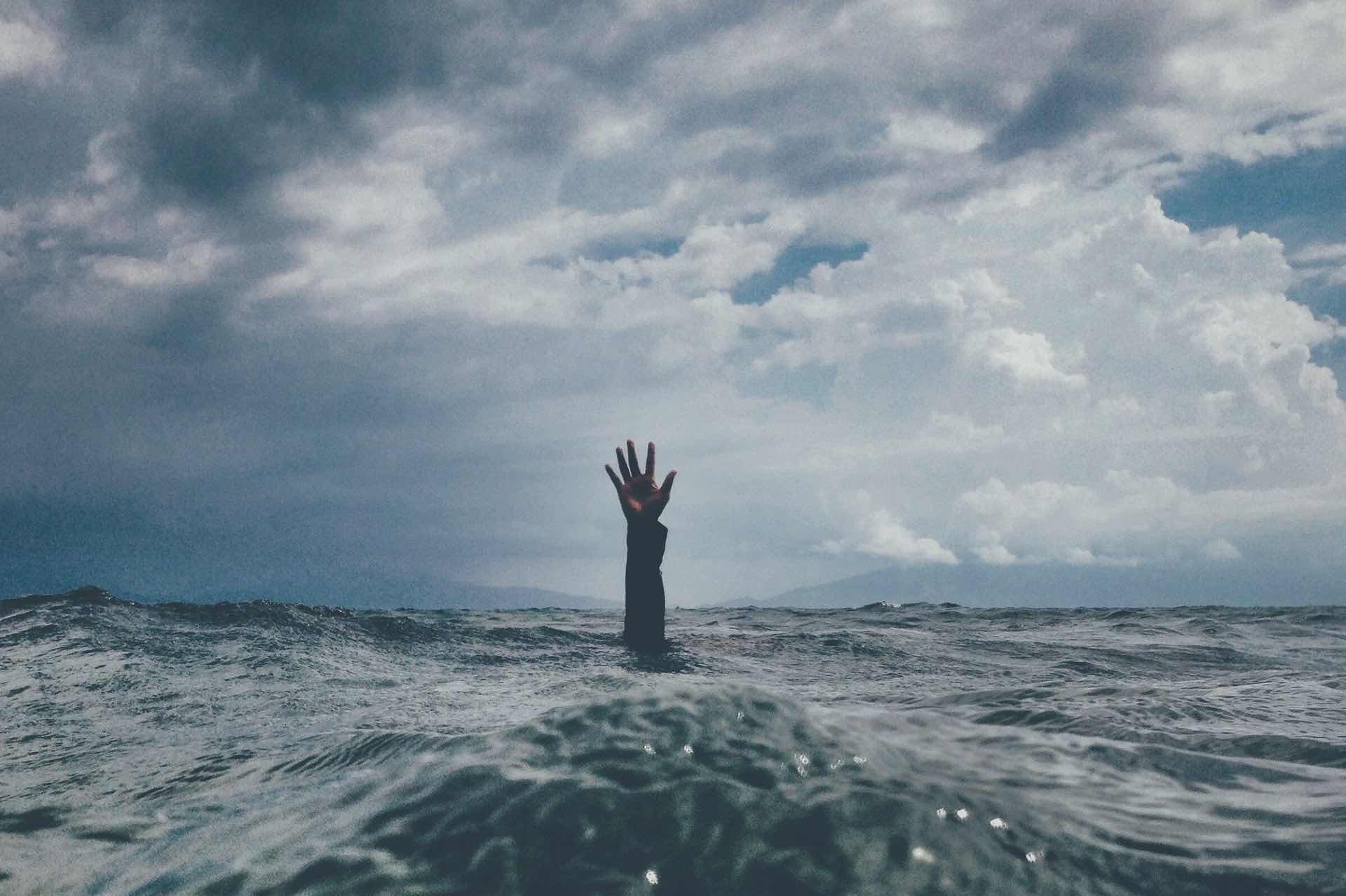 mer tristesse eau aide bras main