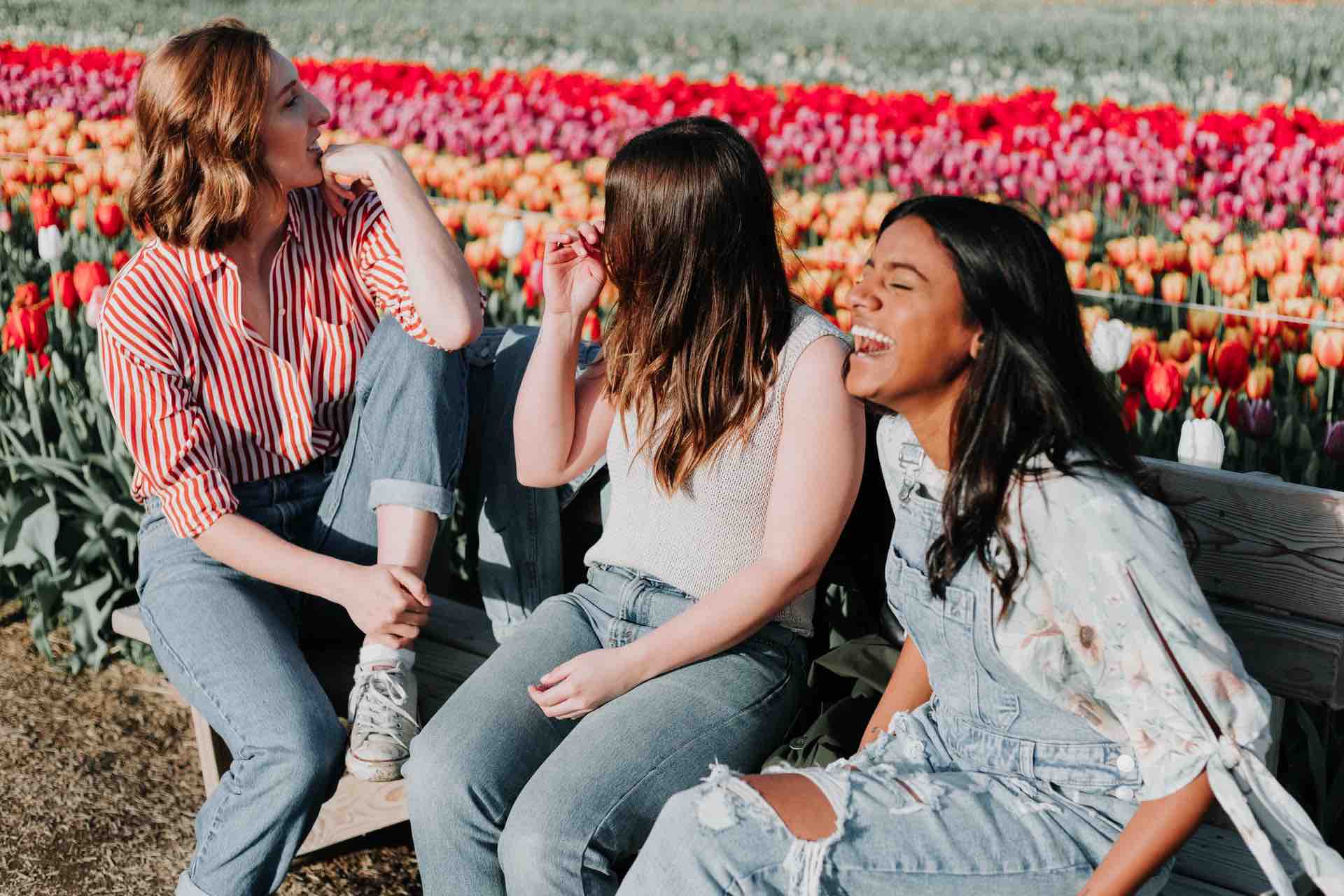 amitié groupe social amies rire fleurs femmes