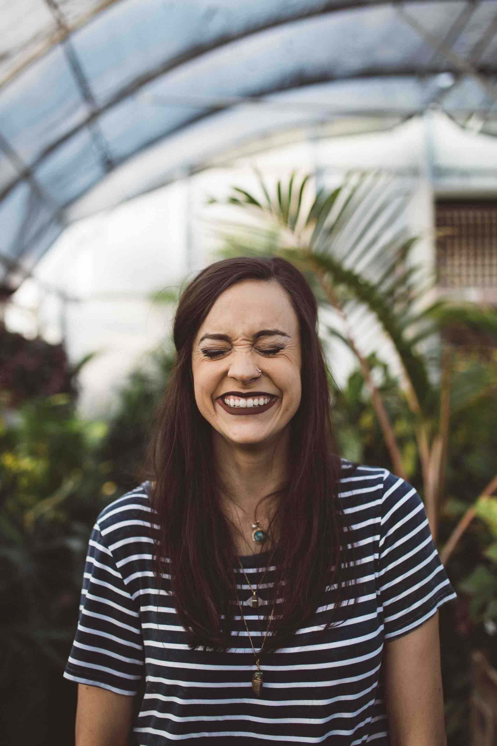 femme sourire plantes heureuse bonheur