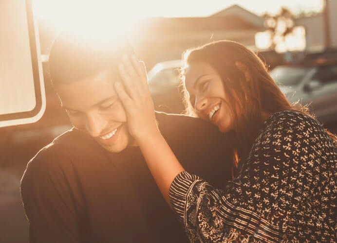 deux personnes rire soleil amour