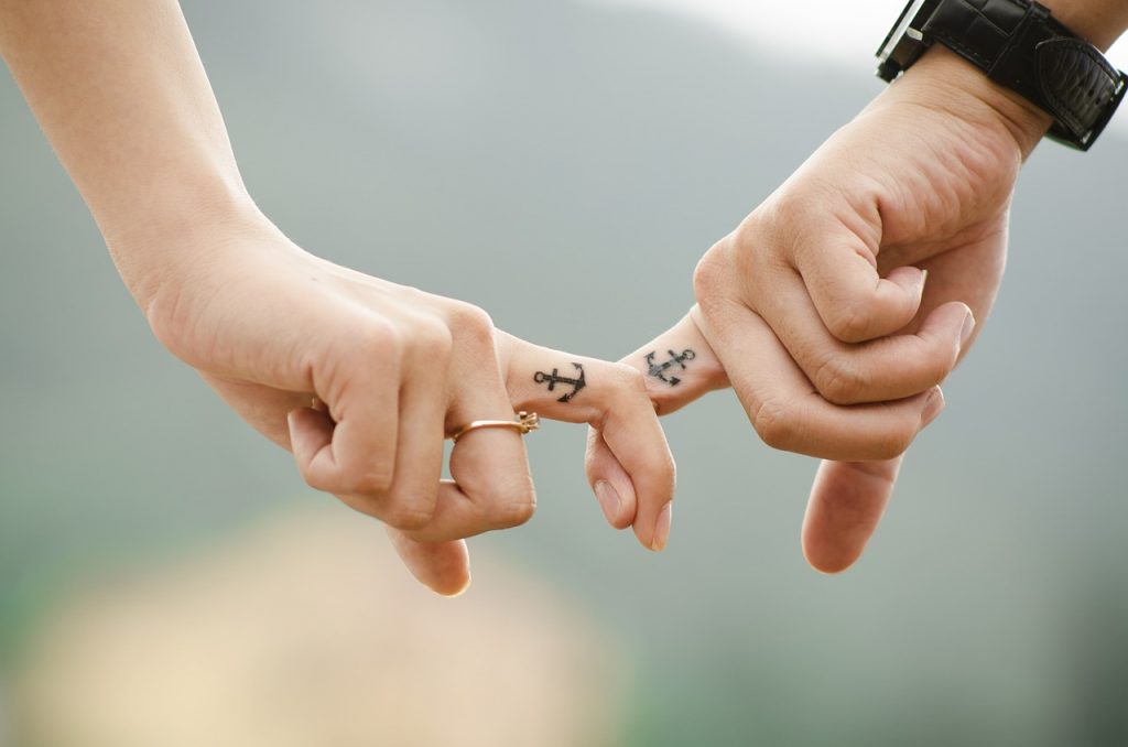 amour tattoo mains
