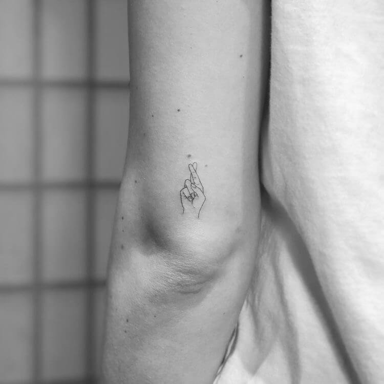 main minimalisme tattoos signification