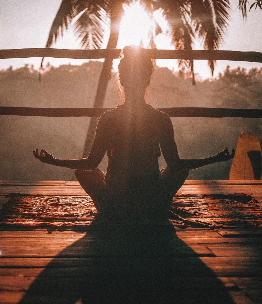 femme yoga équilibre méditation