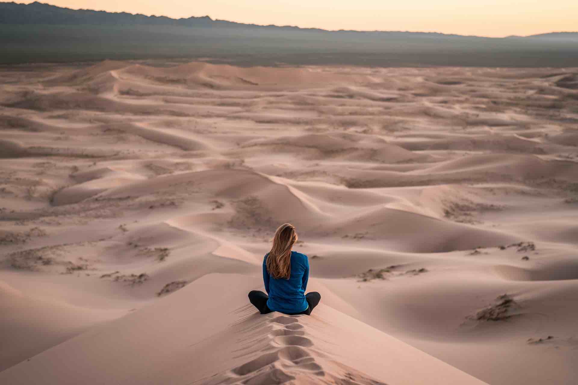 femme seule sable réflexion paysage voyage