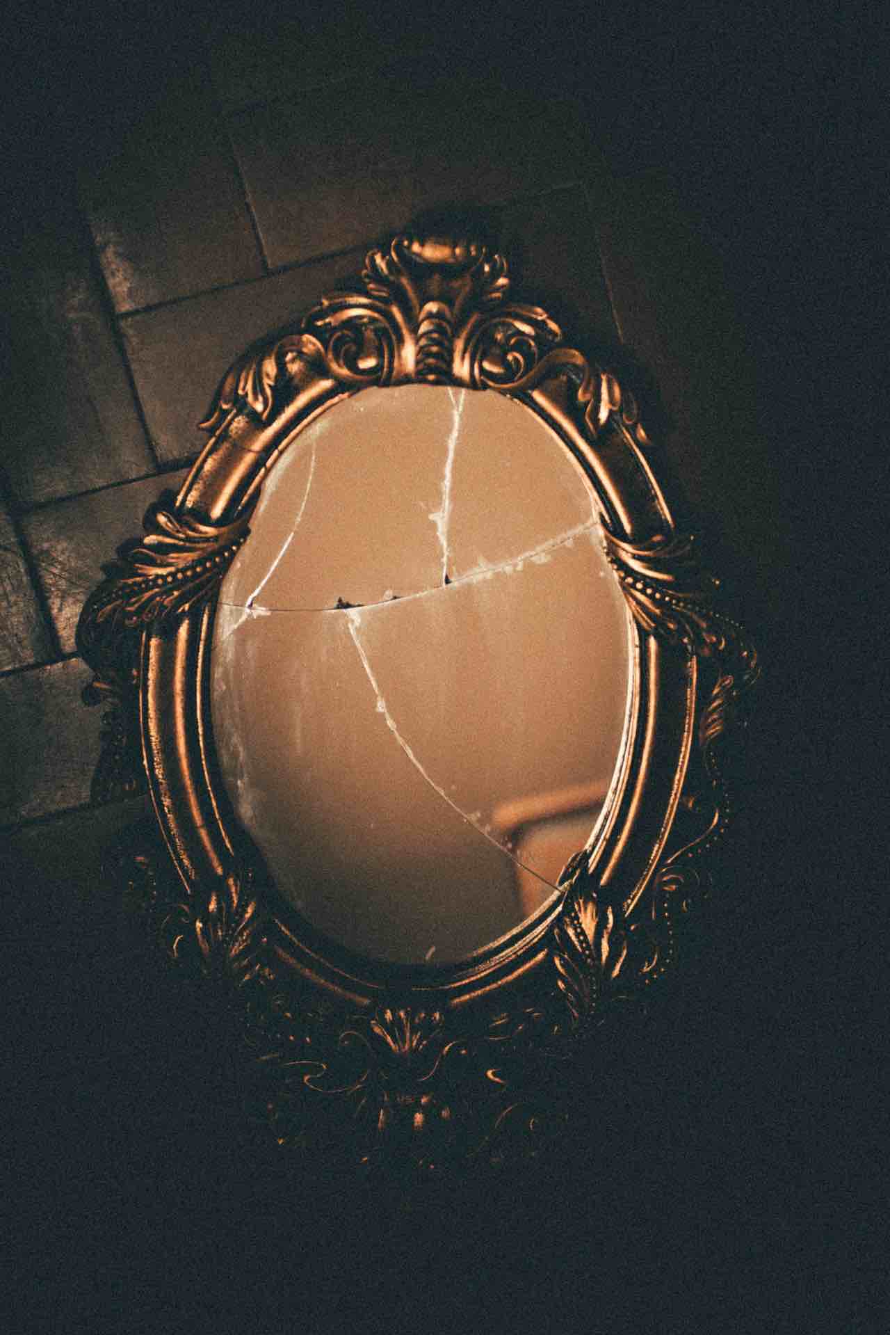 miroir brisé reflet confiance antique