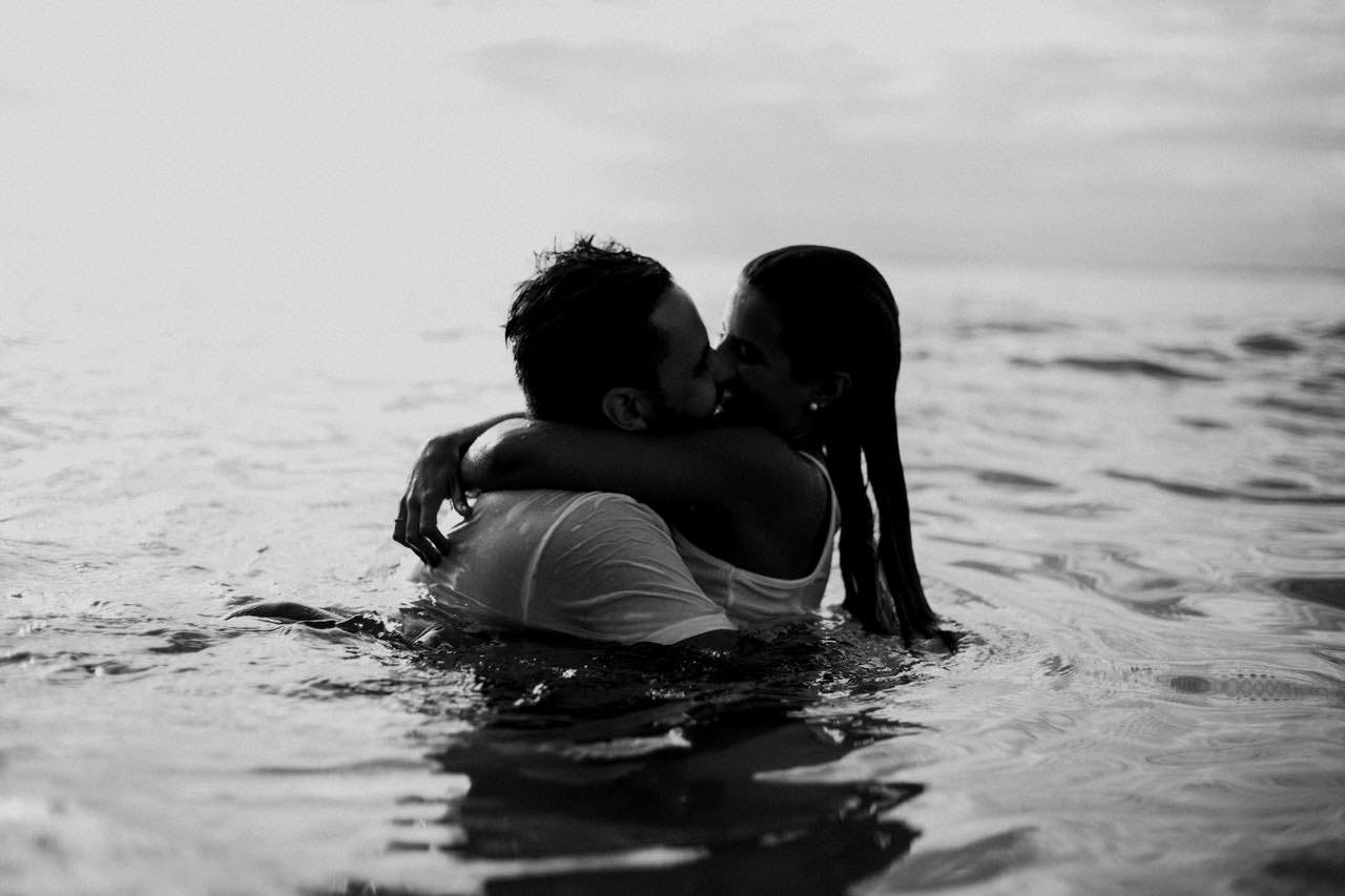 couple mer océan noir et blanc amour